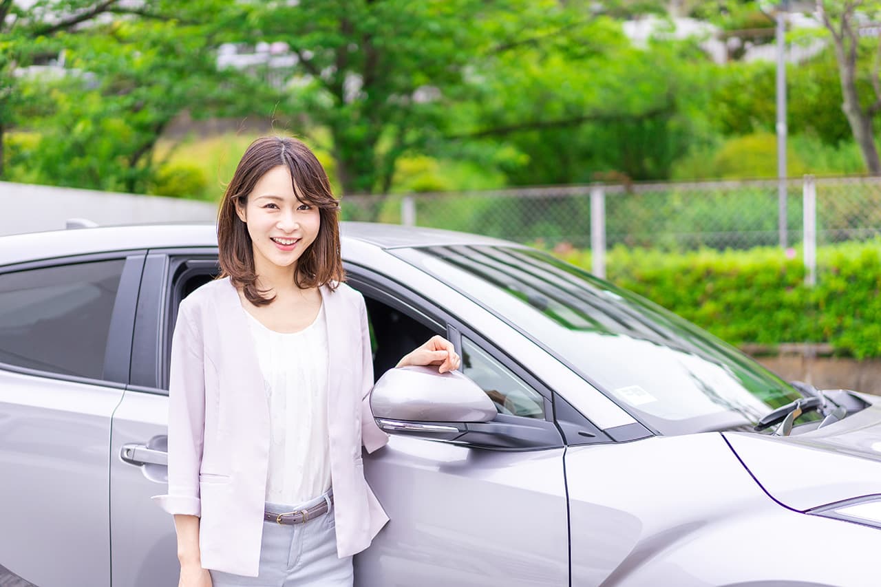 車と女性