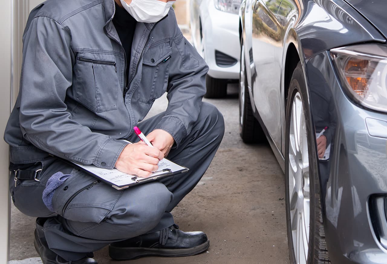 車検の点検をしている様子