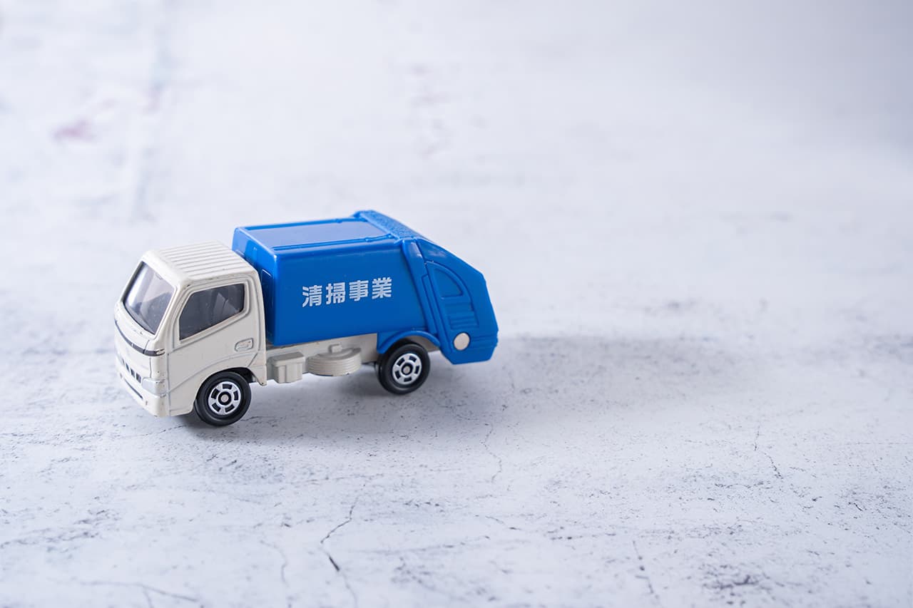 ゴミ収集車の模型